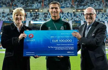 Tajir Tapi Dermawan! 22 Alasan Fans Begitu Mencintai Cristiano Ronaldo