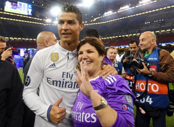 Tajir Tapi Dermawan! 22 Alasan Fans Begitu Mencintai Cristiano Ronaldo