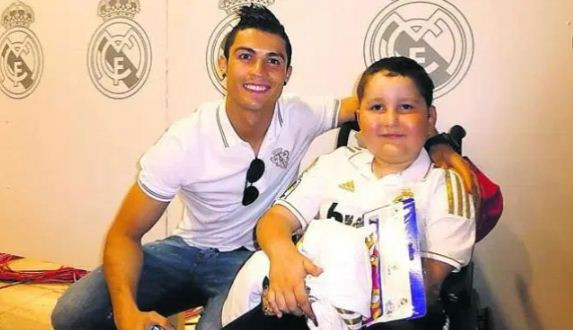 Tajir Tapi Dermawan! 22 Alasan Fans Begitu Mencintai Cristiano Ronaldo