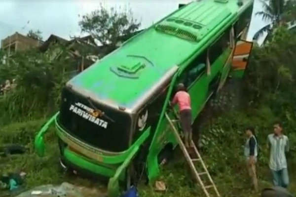 Bus Pariwisata Masuk Jurang di Tasikmalaya, Evakuasi Berlangsung Dramatis