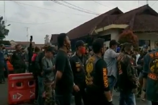 Salah Paham dengan Warga, Ratusan Anggota Ormas Datangi Polres Cimahi