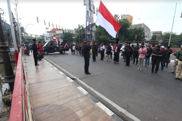KBRS Upacara Bendera di Jembatan Merah Surabaya dan Tabur Bunga