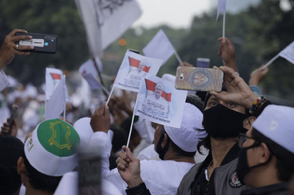 Sambut Kepulangan Habib Rizieq Shihab, Markas FPI Petamburan Dipadati Massa Serba Putih