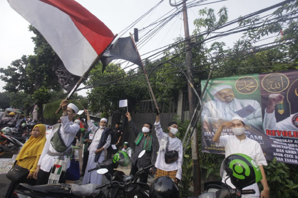 Sambut Kepulangan Habib Rizieq Shihab, Markas FPI Petamburan Dipadati Massa Serba Putih