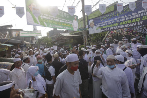 Massa Pendukung Habib Rizieq Shihab Terus Bershalawat di Petamburan