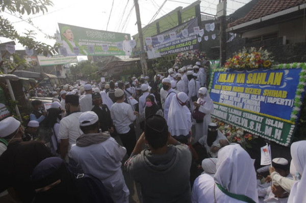 Massa Pendukung Habib Rizieq Shihab Terus Bershalawat di Petamburan