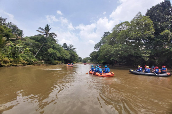 Bima Arya Ekspedisi Sungai Ciliwung dari Bogor ke Jakarta Pakai Perahu Karet