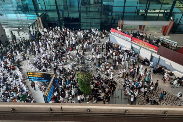 Foto-Foto Suasana Jelang Kedatangan Habib Rizieq di Bandara Soetta