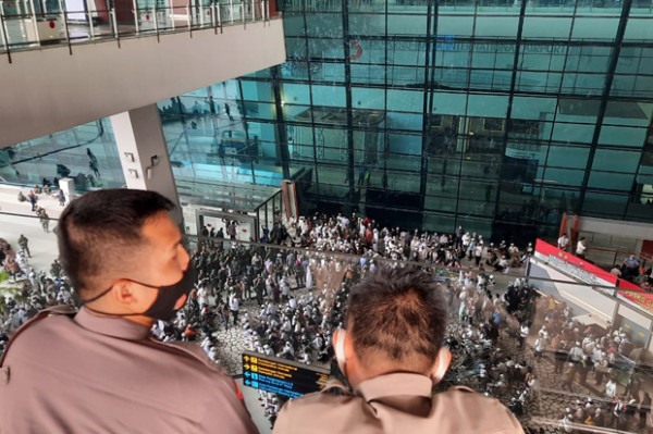 Foto-Foto Suasana Jelang Kedatangan Habib Rizieq di Bandara Soetta