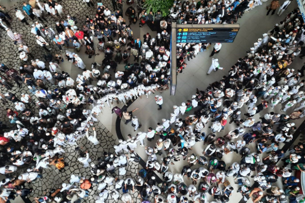 Foto-Foto Suasana Jelang Kedatangan Habib Rizieq di Bandara Soetta