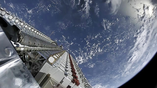 Starlink (Internet Satelit SpaceX) dan Starling (Starbucks Keliling) Punya Kesamaan: Sama-Sama Ada di Mana-Mana!