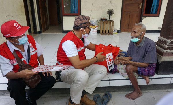 Peduli Pejuang Veteran, PMI Klungkung Bagi Sembako dan Tali Kasih