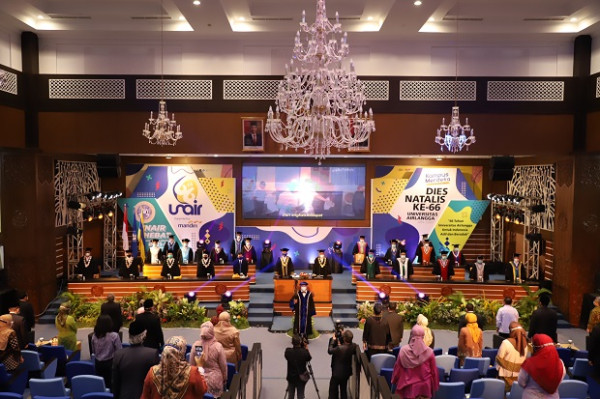 Terima Penghargaan dari Unair, Wali Kota Risma Libatkan Perguruan Tinggi Urai Persoalan Kota