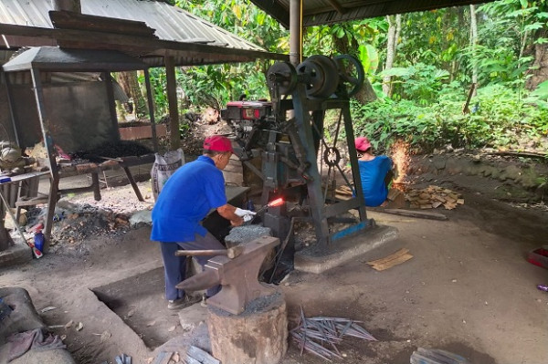 Serpihan Semangat Ratusan Pandai Besi Berjuang di Tengah Pandemi COVID-19