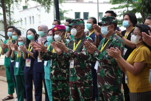 Peringati Hari Kesehatan, Tepuk Tangan Serentak 500 Nakes RSD Wisma Atlet Rontokkan Covid-19