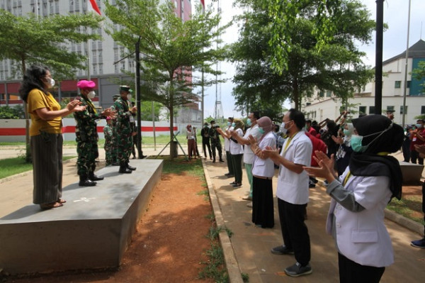 Peringati Hari Kesehatan, Tepuk Tangan Serentak 500 Nakes RSD Wisma Atlet Rontokkan Covid-19