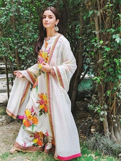 Inspirasi Mode: Contek Cara Bintang Bollywood Ini Memakai Celana Palazzo