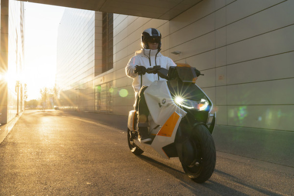 Bedah Habis Skutik Brutal Berkonsep Low Rider BMW Definition CE 04