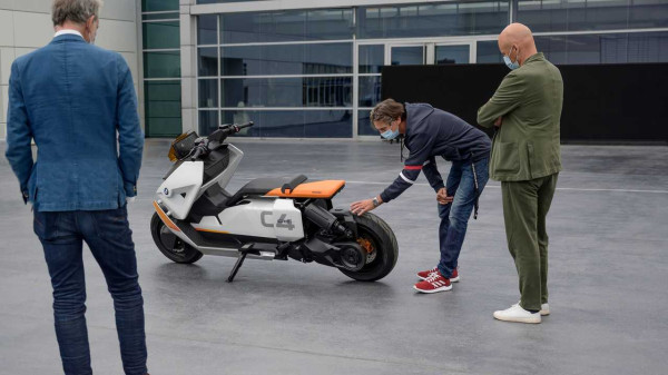 Bedah Habis Skutik Brutal Berkonsep Low Rider BMW Definition CE 04