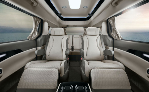 Varian Baru KIA Carnival Meluncur dengan Konde di Atap Mobil
