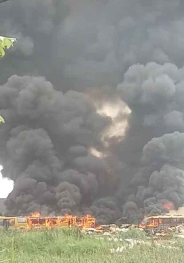 Kuburan Bangkai Bus Transjakarta di Bogor Terbakar Hebat