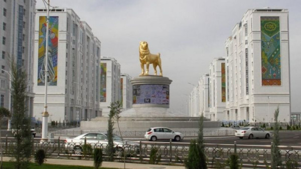 Presiden Turkmenistan Luncurkan Patung Anjing Raksasa dari Emas