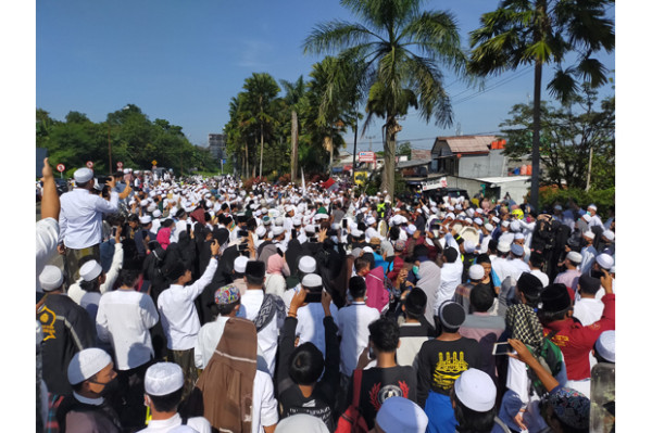 Habib Rizieq Shihab ke Puncak, Ribuan Orang Padati Simpang Gadog