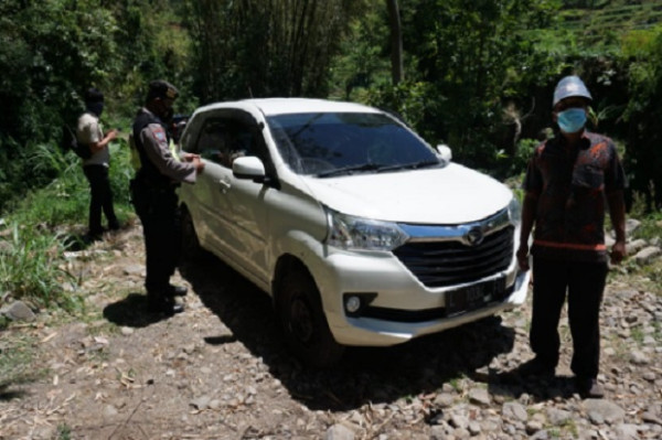 Bikin Merinding, Kisah Mobil Tersesat di Hutan Angker Usai Bertemu Perempuan Misterius