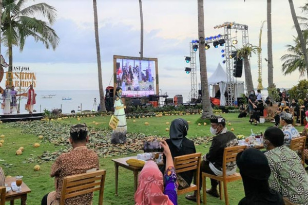12 Desainer Asli Jawa Timur Pamer Kreativitas Batik di East Java Fashion Harmony 2020