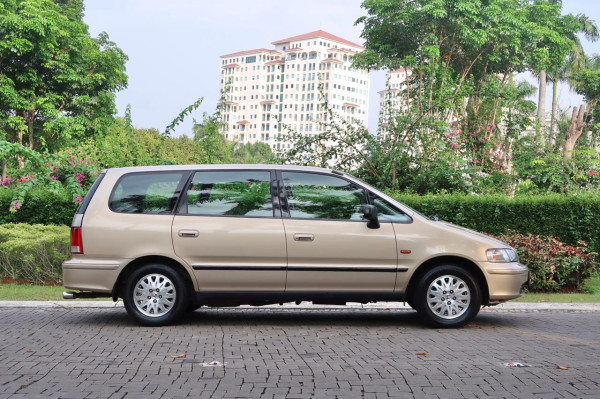 Honda Odyssey Warna Champagne yang Culun tapi Menggemaskan!