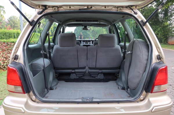 Honda Odyssey Warna Champagne yang Culun tapi Menggemaskan!