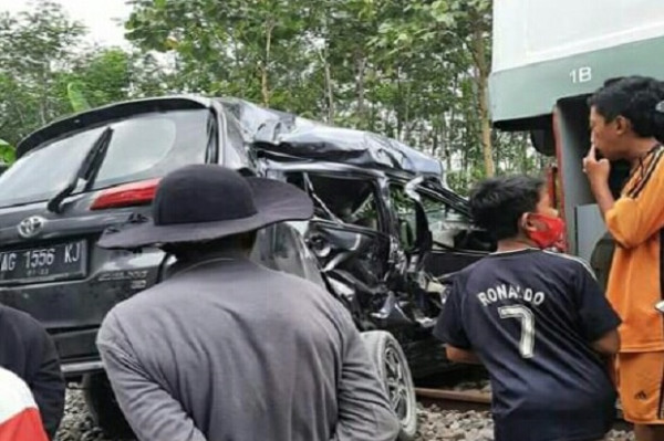 Terjepit Bodi Mobil, Sopir yang Ditabrak KA Penataran Blitar-Surabaya Tewas