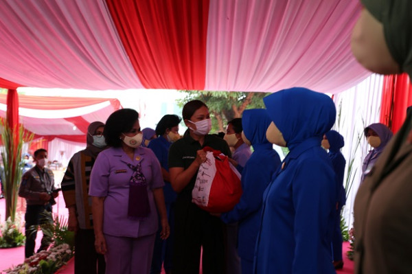 Dharma Wanita Pusat Kemensos Salurkan 3.490 Paket untuk Semangati Ibu-Ibu Istri TNI
