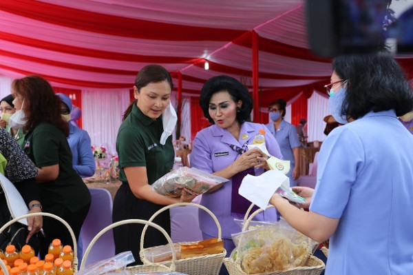 Dharma Wanita Pusat Kemensos Salurkan 3.490 Paket untuk Semangati Ibu-Ibu Istri TNI