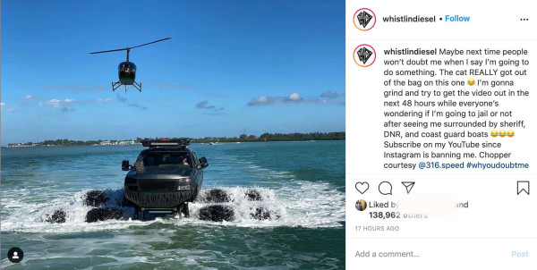 Keren, Chevrolet Silverado Berenang di Sungai Florida