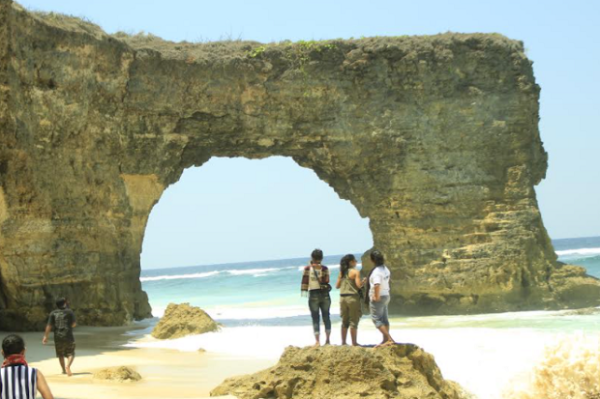 Diduga Akibat Gempa, Pesona Batu Bolong Pantai Bwanna – Kodi Tinggal Kenangan