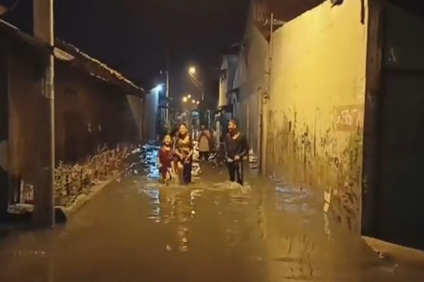 Banjir Rob Rendam Ribuan Rumah Warga Medan Belawan di Malam Hari