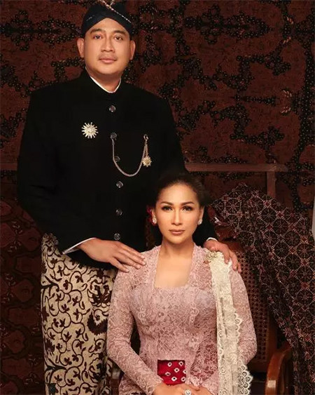 Berbusana Adat di Foto Terbaru, Tata Janeeta dan Brotoseno Tampil Supergorgeous!