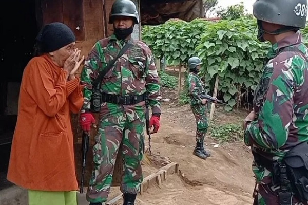 Tangis Haru Nenek Rusmana saat Dibantu Beras oleh Prajurit Kodam Siliwangi