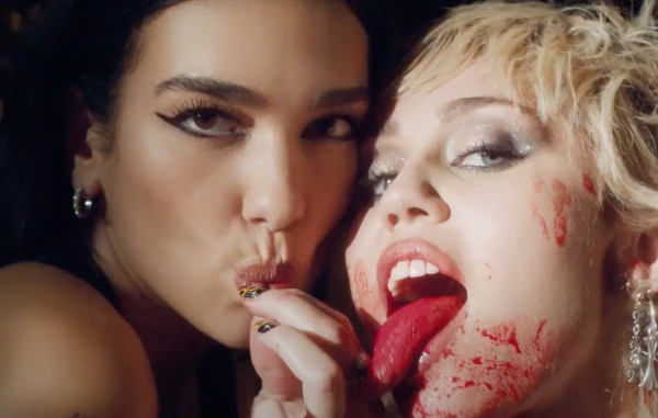 Miley Cyrus dan Dua Lipa Tampil Liar dalam Video Musik 'Prisoner'