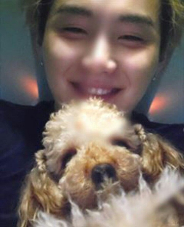 Suga BTS Muncul di V Live dengan Penyangga Bahu, Update Kesehatan dan Sebut Lagu Favorit dalam 'BE'