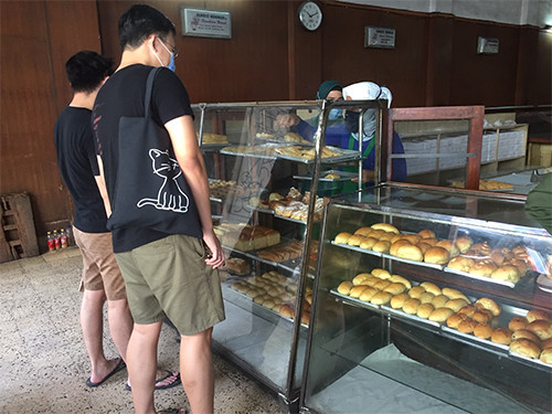 Food Review: Jajan Kue dan Bakery Klasik di Braga, Bandung
