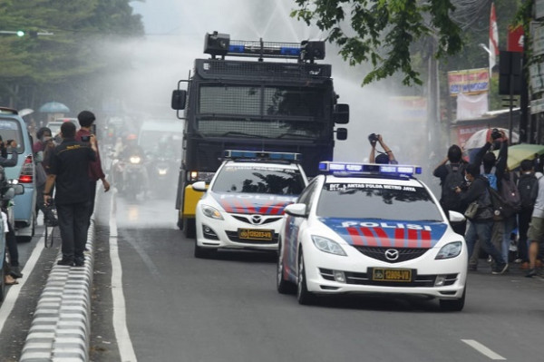 Polda Turunkan 3 Mobil Water Canon, Penyemprotan Petamburan Dikawal Ketat Brimob