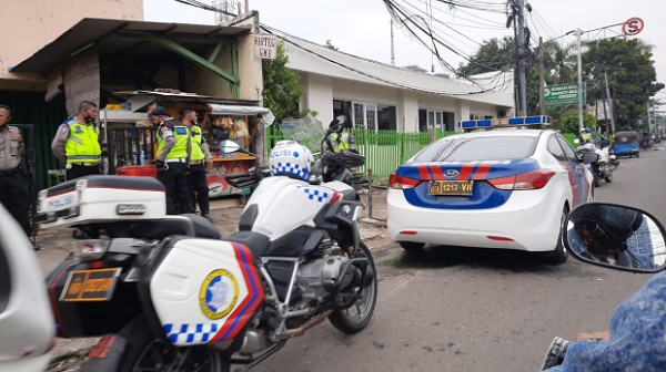 Polisi Bertebaran di Petamburan Jelang Kedatangan Kapolda dan Pangdam Jaya