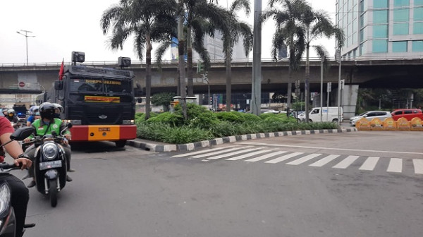 Polisi Bertebaran di Petamburan Jelang Kedatangan Kapolda dan Pangdam Jaya