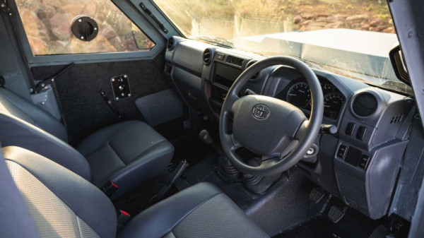 Menolak Mati, Toyota Land Cruiser 79 Dimodifikasi Jadi Kendaraan Tempur