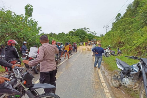 Kaki Bukit Matok di Melawi Longsor, Ruas Jalan Provinsi Tersumbat Tanah