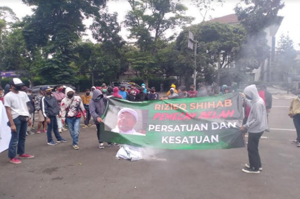 Poster Habib Rizieq Dibakar Puluhan Pemuda di Depan Gedung DPRD Jabar