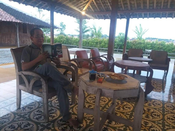 Terinspirasi Anies Baswedan, Tokoh dan Netizen Posting Foto Baca Buku
