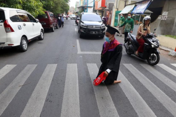 Hebat! Penyandang Tuna Daksa Ini Bekerja Keras hingga Raih Gelar Sarjana Hukum